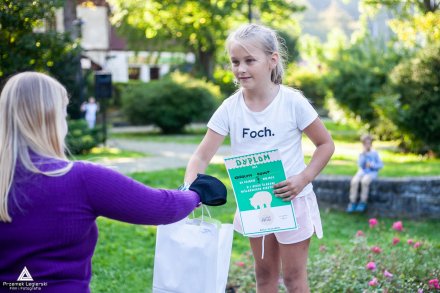 Ceremonia wręczenia nagród na podium przez Burmistrza Miasta Wisła